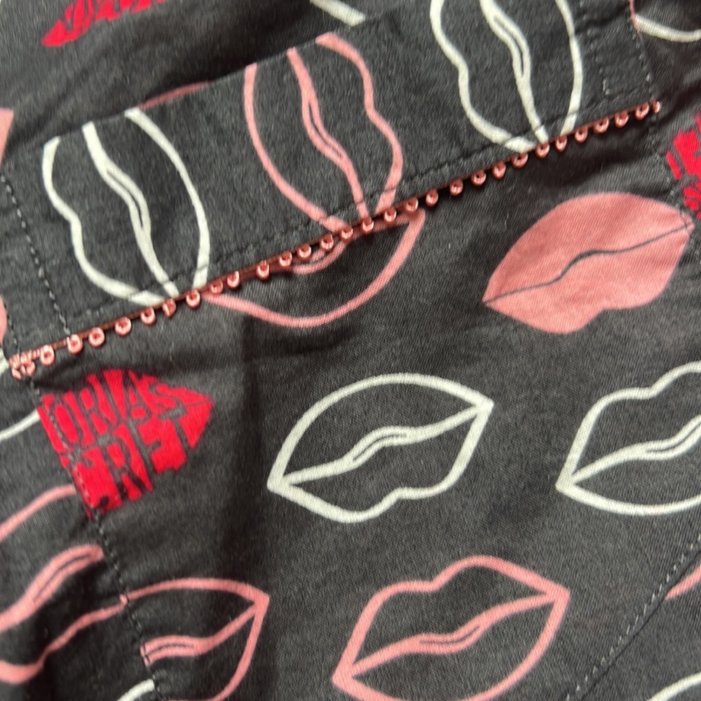 Vs Lips Button Down - image 3